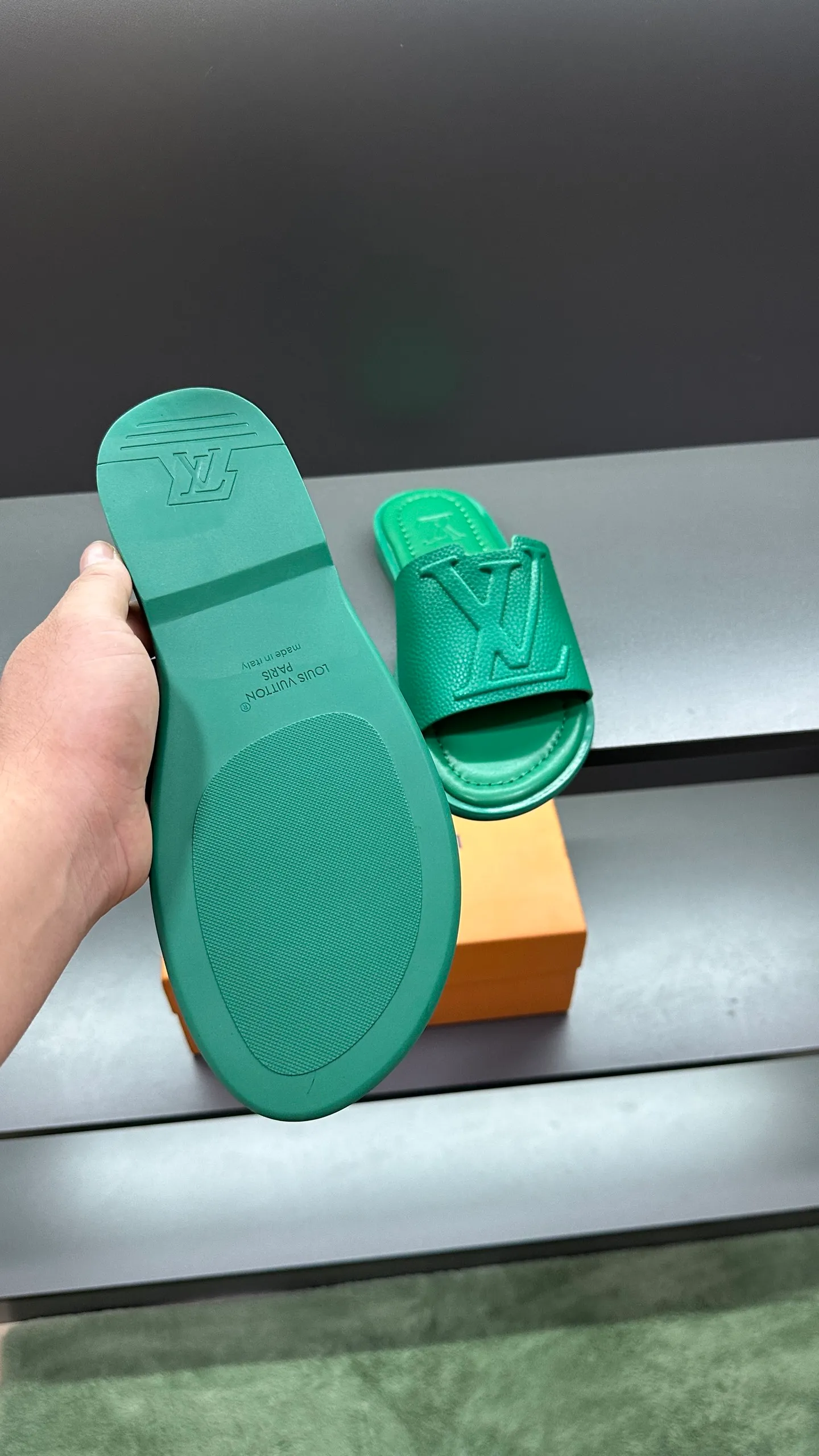 P300 🔍LV Men's Spring and Summer Slippers Counter Synchronization. The uppers are imported cowhide fabrics from Italy, with logo graphics and high-quality craftsmanship. Soles: original soles specially provided by the original factory. Exclusive movable molded soles are super comfortable. Original factory follow-up orders. 🔍🔍High quality. You can enter and leave the counter at will. Welcome to compare. Code number 38-45 No. 058